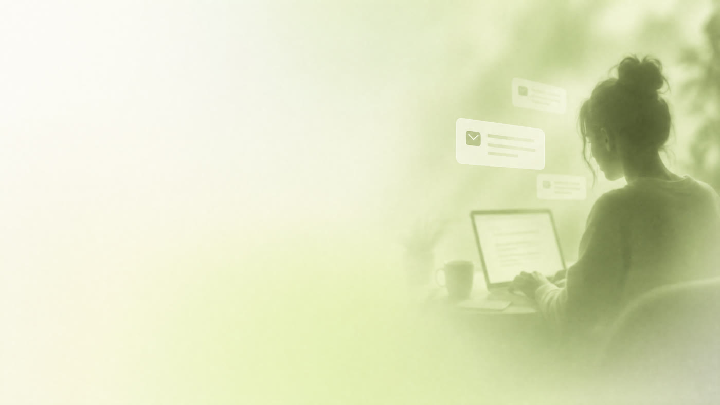 Unternehmerin am Laptop mit eingeblendeten E-Mails